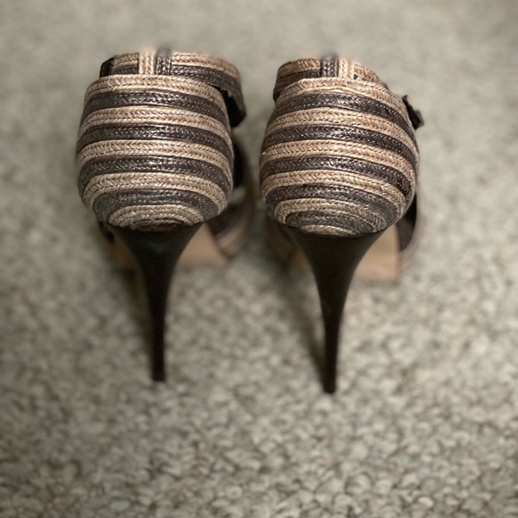 Platform heel with unique design pattern. - Picture 6 of 6